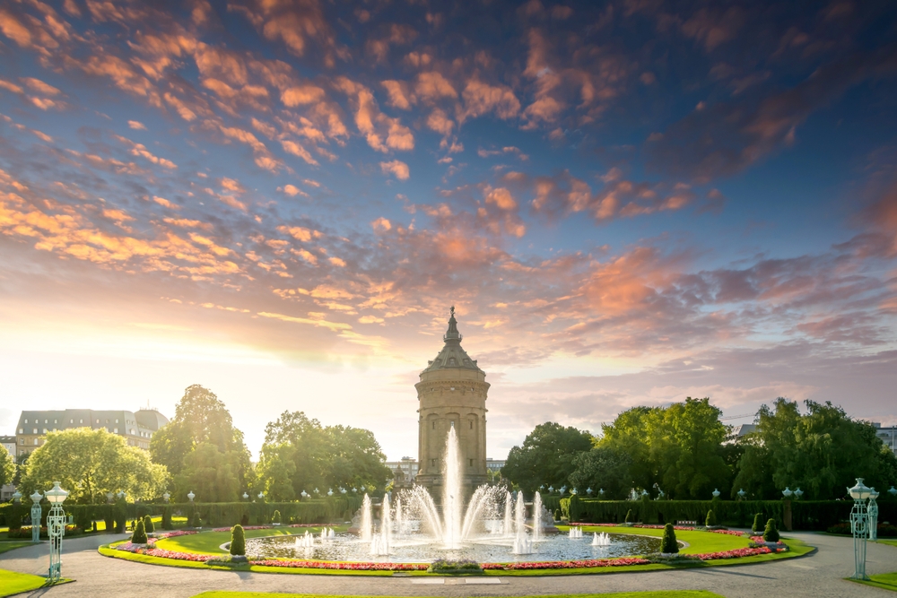 Davinci’s Web Blog 6 Webdesign Mannheim – Kreativität und digitale Innovation im Herzen der Stadt. Webdesign Mannheim Symbolbild mit Wasserturm und Stadtzentrum bei Sonnenuntergang – Kreativität, Innovation und digitale Lösungen in Mannheim.